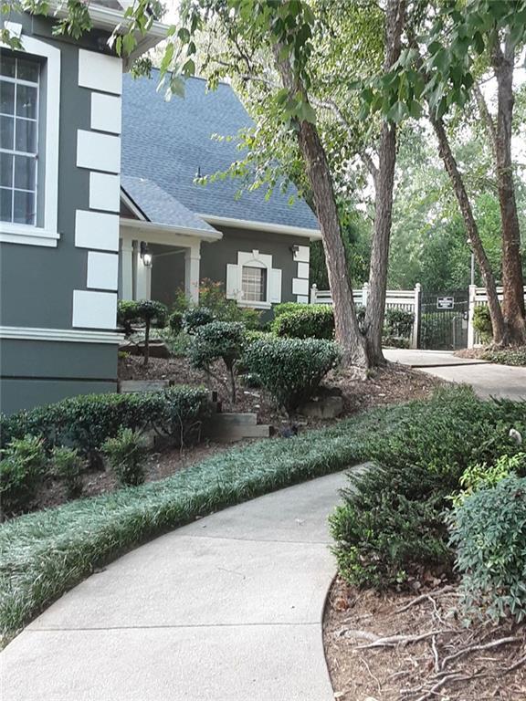 Building Photo - 6900 Roswell Rd