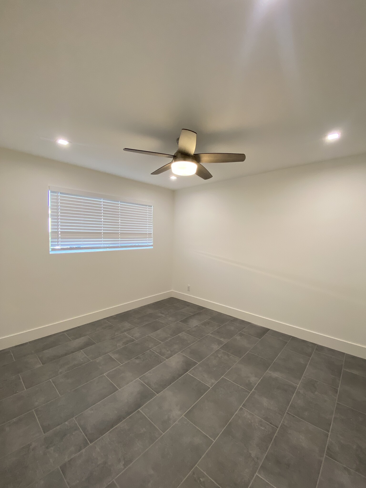 Building Photo - 3629 E Glenrosa Ave