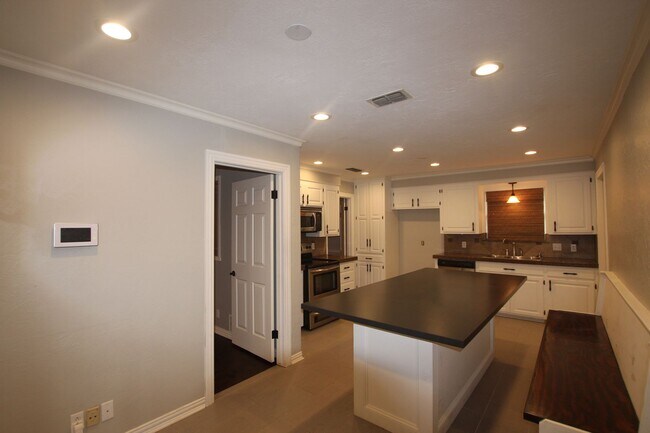 Building Photo - Available Now! Spacious 4 Bed/3 Bath Home ...