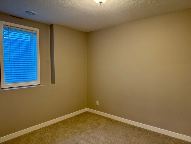 Building Photo - Comfort & Space Await in This Stunning 4BR Dayton Home