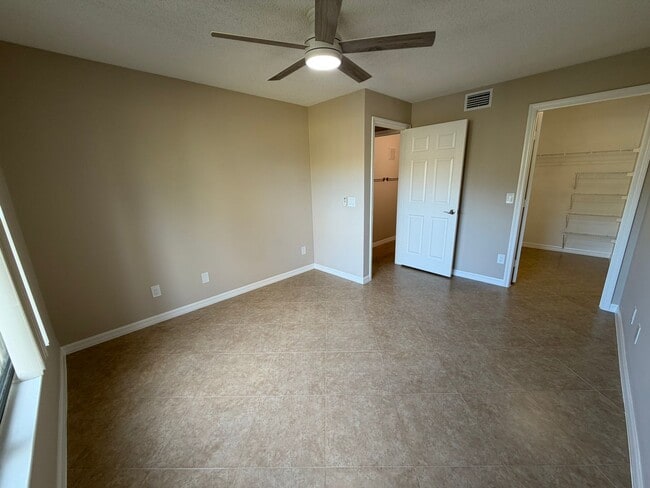 Building Photo - ANNUAL RENTAL - 1 BED / 1 BATH AT OASIS