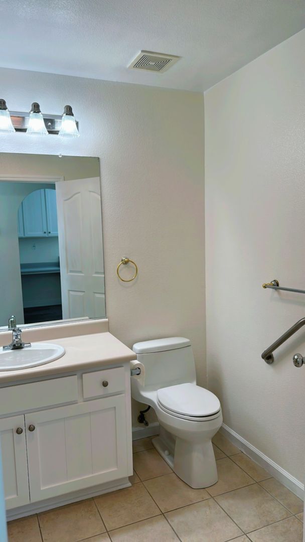 Building Photo - 2 Bedroom 2 Bathroom located in Redbridge