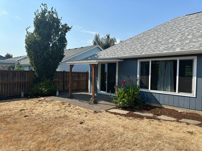 Building Photo - Beautiful 3 bedroom 2 bathroom house in a ...