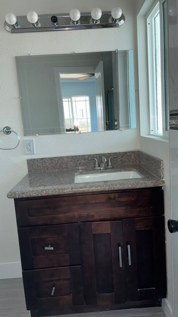 Building Photo - 5 Bedroom 4 Bath House in Garden Grove