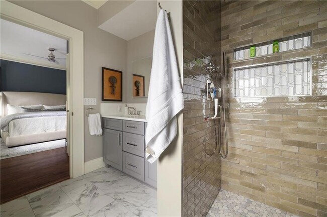 Building Photo - 28 Clay St SE