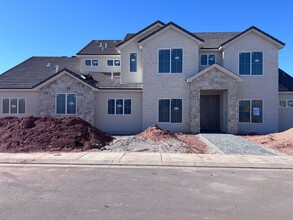 Building Photo - Beautiful 2 story with 6 bedrooms and swimming pool