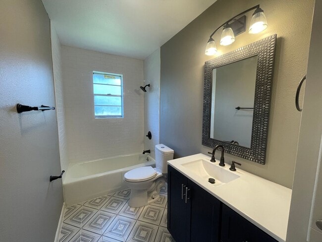 Building Photo - South Bossier Beauty! Hurry Before Its Gone!