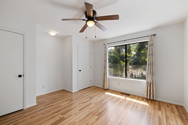 Building Photo - Available now. Beautifully updated 3 BR/2....