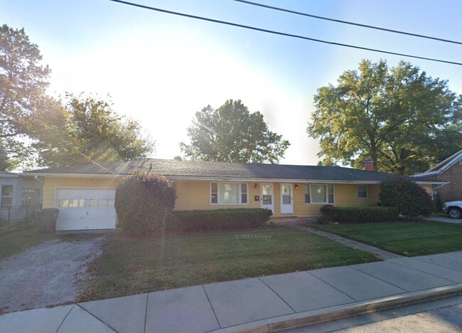 Building Photo - 310 S 10th St