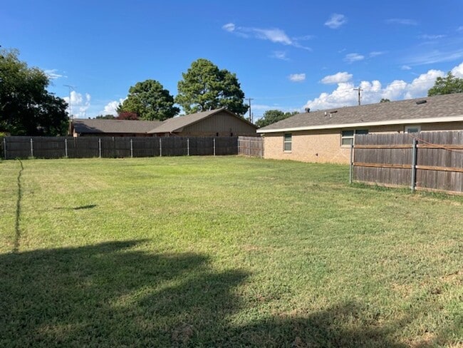 Building Photo - Charming 3,2 Move in Ready - Springtown ISD