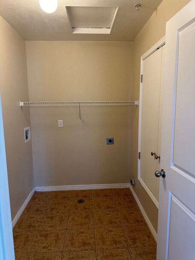 Building Photo - 3 Bedroom 2 Bathroom Townhome