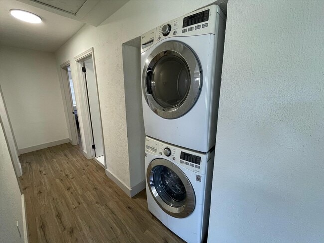 Building Photo - 411 Guyer St