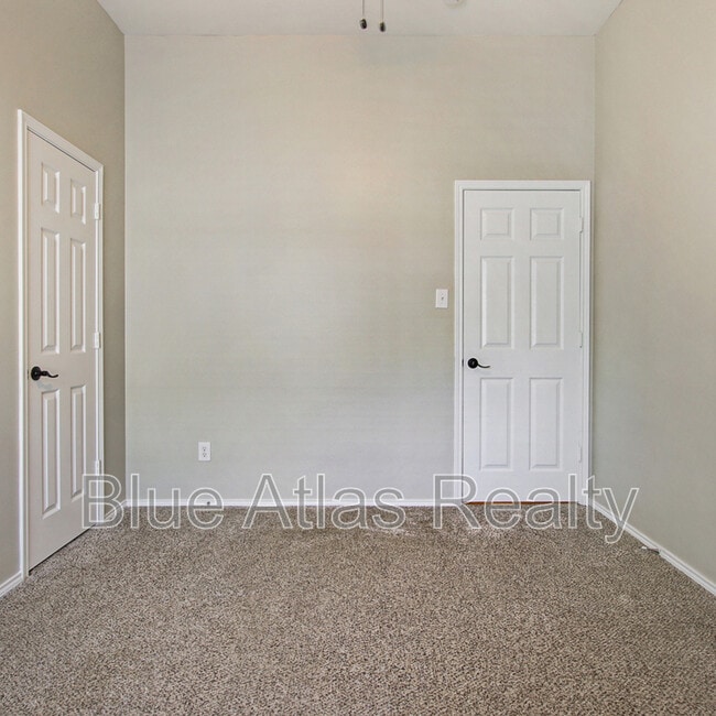 Building Photo - 542 Hickory Ln