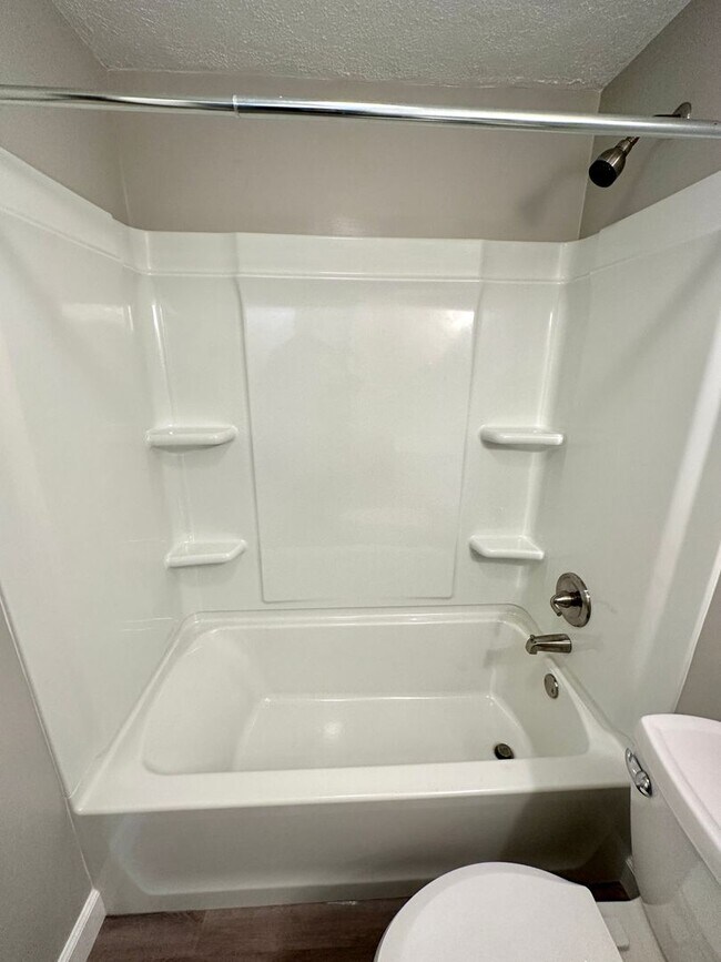 Building Photo - 401 Orangewood Dr