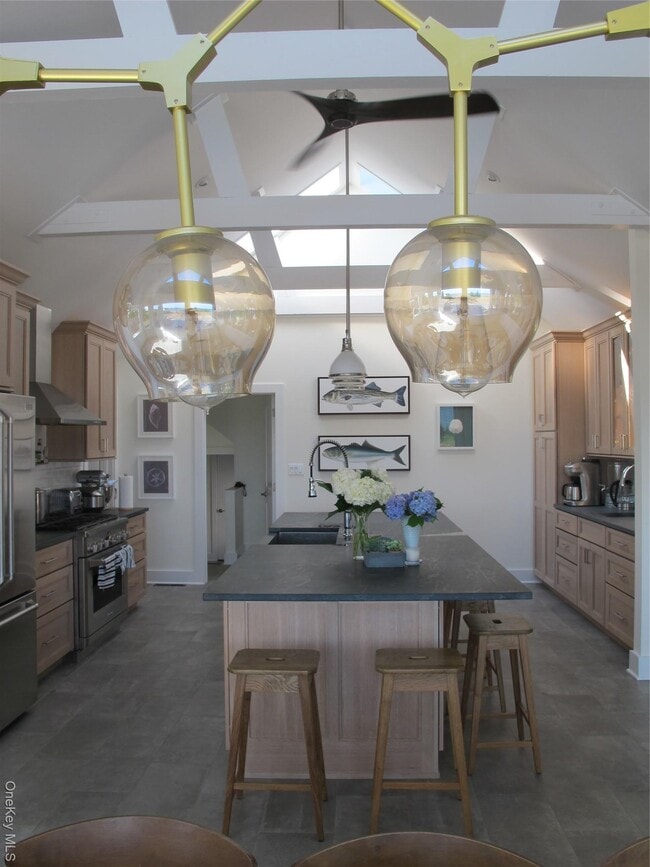 Building Photo - 40 Tuthill Point Rd