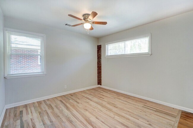 Building Photo - Nice Three Bedroom Single Family - Fenced ...