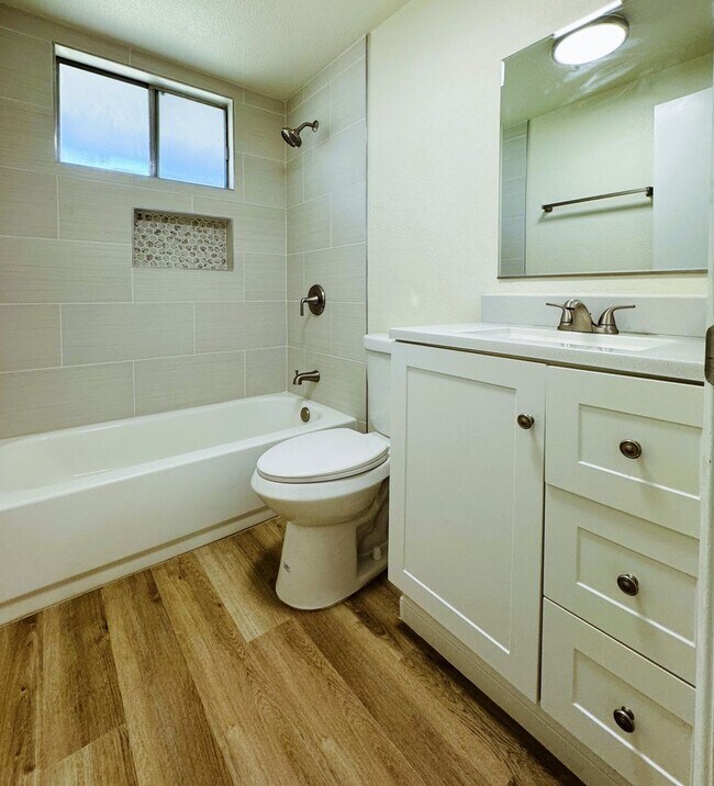 Building Photo - 2105 E Petunia St