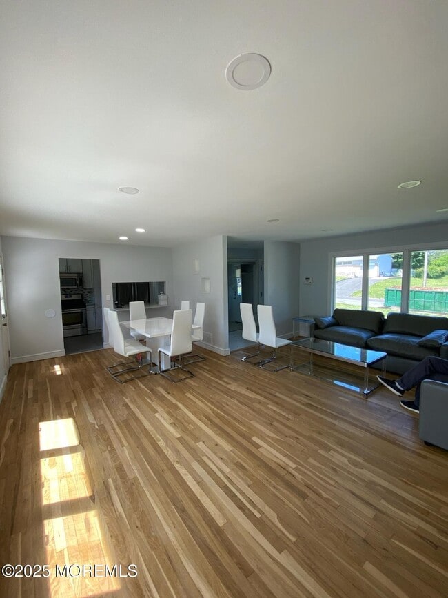 Building Photo - 871 Red Oaks Dr