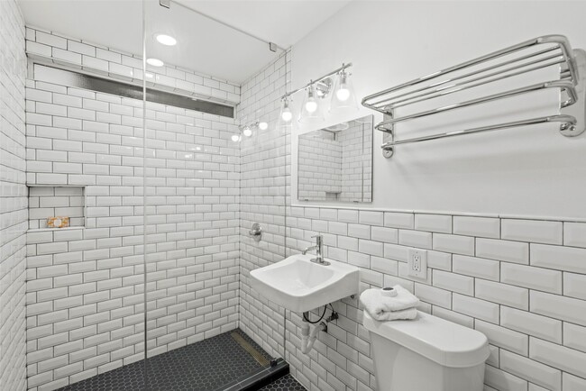 Building Photo - 217 E 12th St