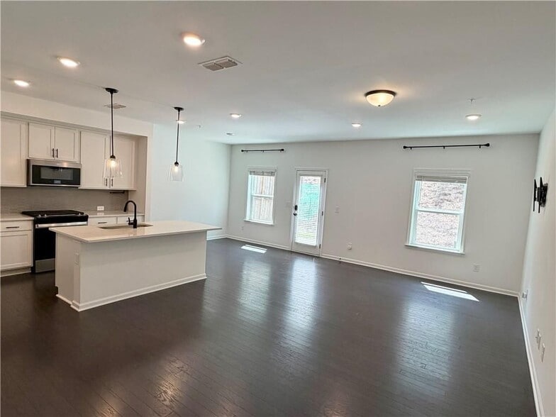 Building Photo - 716 Vallin St