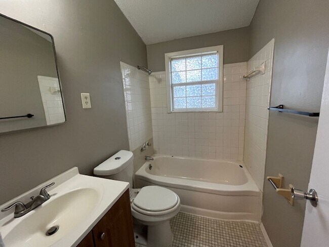 Building Photo - Renovated 3 Bedroom 1 Bath Home for Rent!