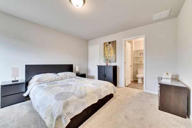 Building Photo - 3422 Couch Dr