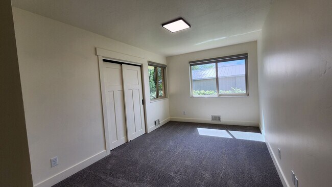 Building Photo - Earnshaw Estates 2