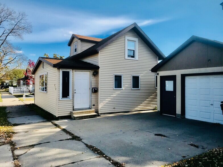 Building Photo - 916 Tyler St