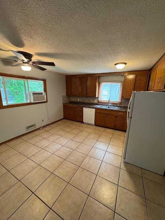 Building Photo - 2 Bed 1.5 Bath, Yard and shed, 2 Off stree...