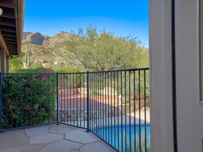 Building Photo - Enjoy stunning Catalina Mountain views fro...