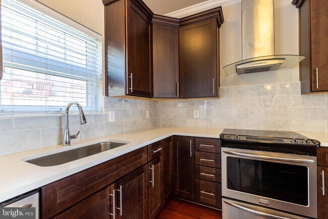 Building Photo - 427 Woodcrest Dr SE