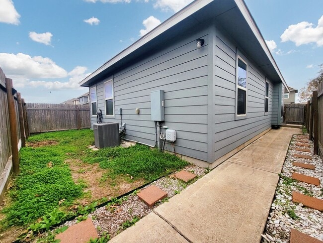 Building Photo - Nice 3/BR 2/BA – Cozy & Comfortable Living