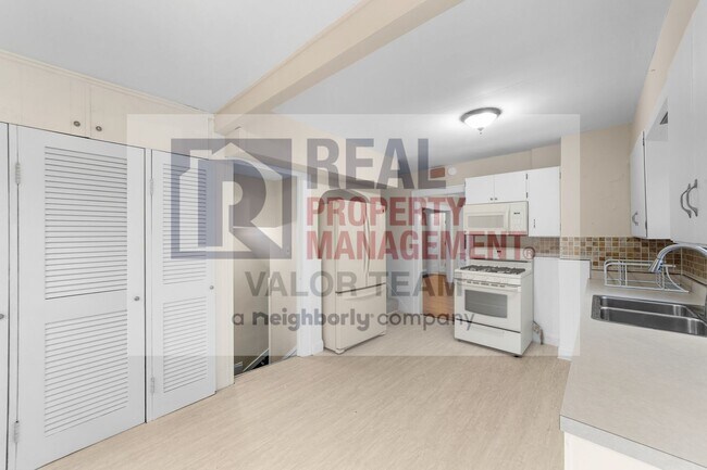 Building Photo - Beautifully maintained 3bd/1.5 bath Coloni...