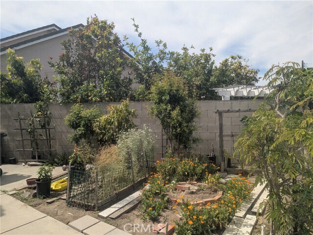 Building Photo - 820 N Justin Pl