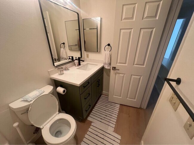 Building Photo - 550 Camino De La Reina