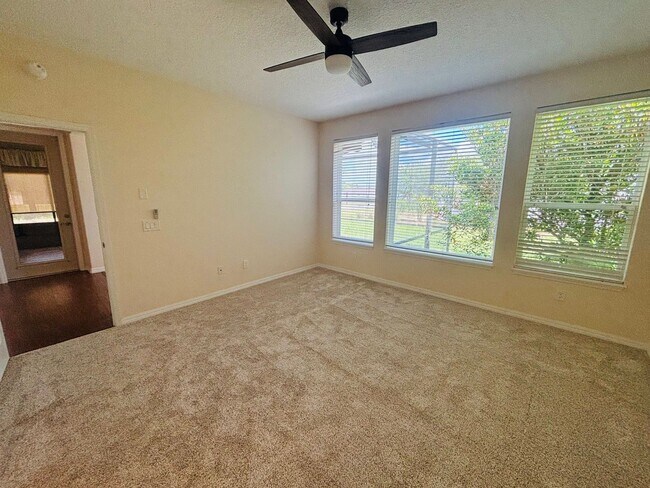 Building Photo - Beautiful movie in ready, large 2/2 in Ocala Preserve - All ages