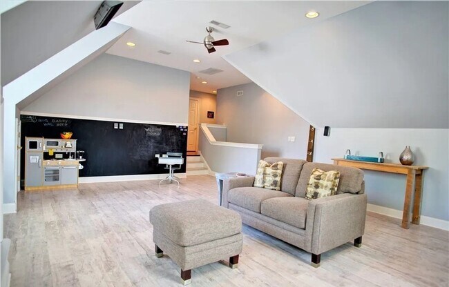 Building Photo - 4 bedroom/ 3.5 bathroom- Stonehouse