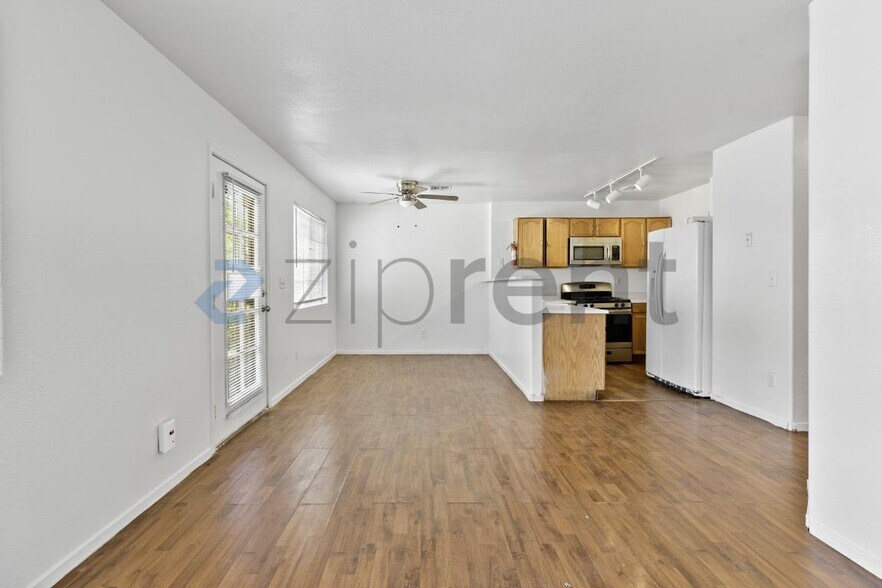 Building Photo - Unit 120