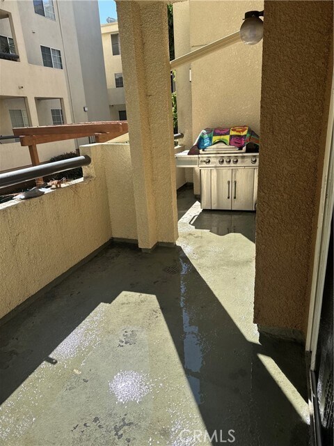 Building Photo - 5530 Owensmouth Ave