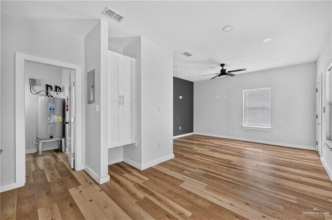 Building Photo - 1207 W Kennedy St