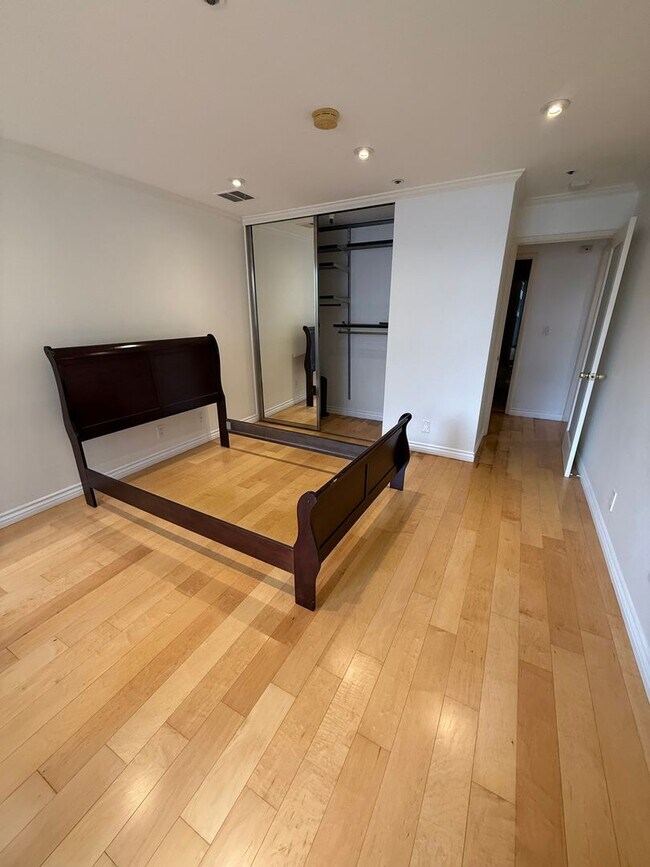 Building Photo - 2bed 2bath in Los Angeles