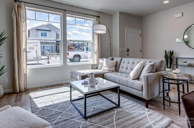 Building Photo - Newer SE 3 Bdrm House, All Appliances incl W/D, Air Cond, Community Pool, Double Garage