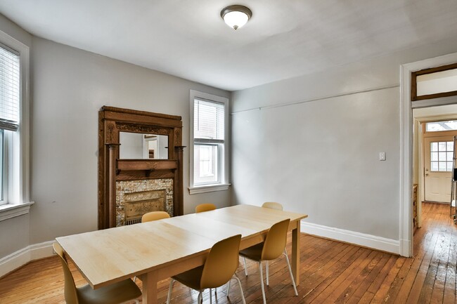 Building Photo - Charming 2-Bedroom Unit Near The Grove!