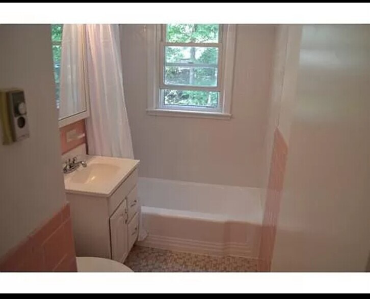 Primary Photo - 462 Nahatan St