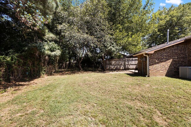 Building Photo - Cute Townhome