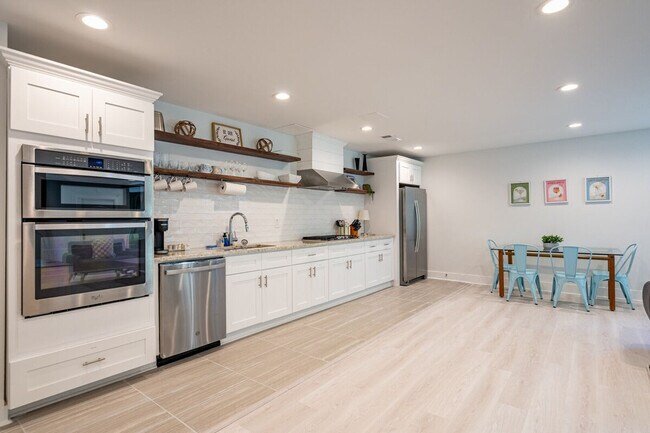 Building Photo - 2617 Caladium Dr NE