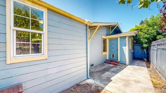 Building Photo - Charming 2 Bedroom 1 Bathroom Single Famil...