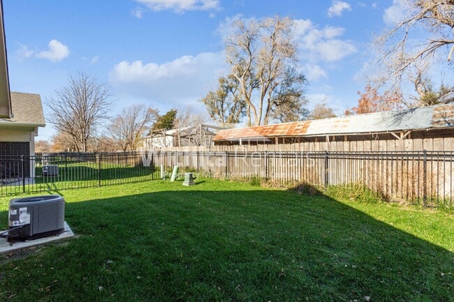 Building Photo - 4514-4514 N Sandplum St