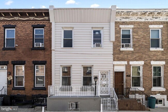 Building Photo - 2423 N Myrtlewood St