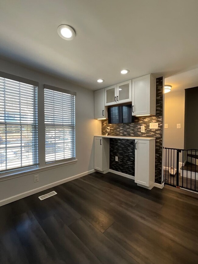 Building Photo - Beautiful 2BR 2BA 3 level townhome located in the Bowling Brook Farms Community